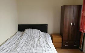 A Double Bedroom Near Glasgow City Centre Not In Great Condition Suitable For Short Stay
