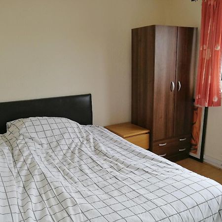 A Double Bedroom Near Glasgow City Centre Not In Great Condition Suitable For Short Stay Exterior photo