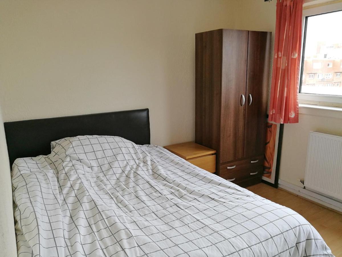 A Double Bedroom Near Glasgow City Centre Not In Great Condition Suitable For Short Stay Exterior photo