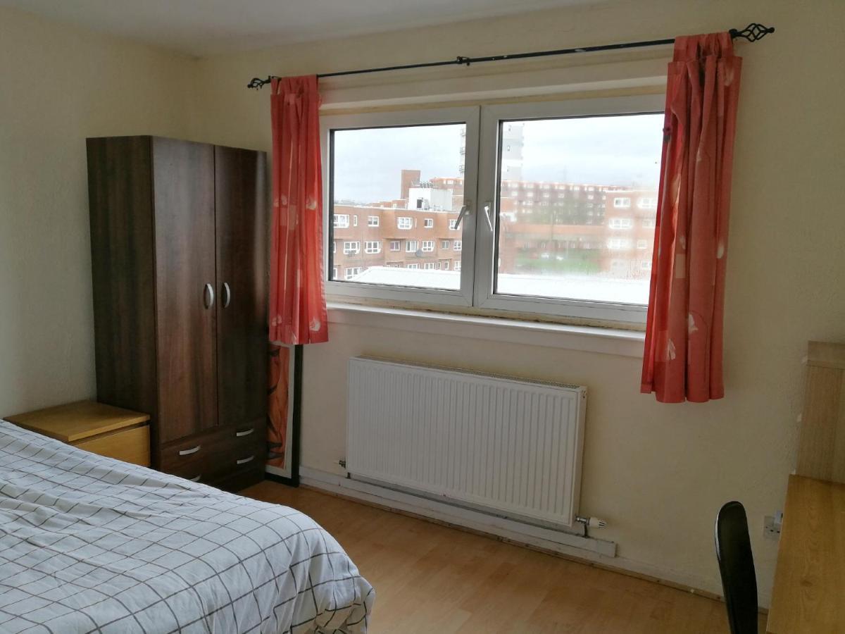 A Double Bedroom Near Glasgow City Centre Not In Great Condition Suitable For Short Stay Exterior photo